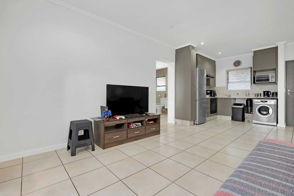 GROUND FLOOR, BEAUTIFUL GARDEN! - Photo 3