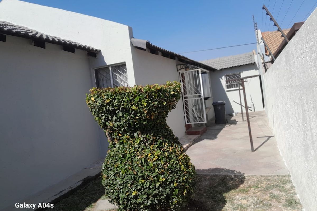 3Bedroom and 2 Bathrooms secure Family home - Photo 2