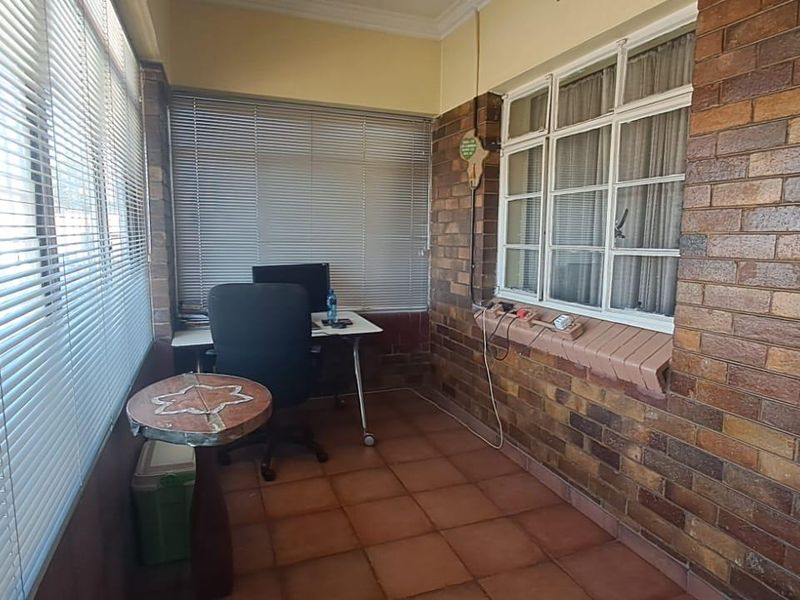 Spacious 3-Bedroom Family Home with Enclosed Patio & Double Garage - Photo 4