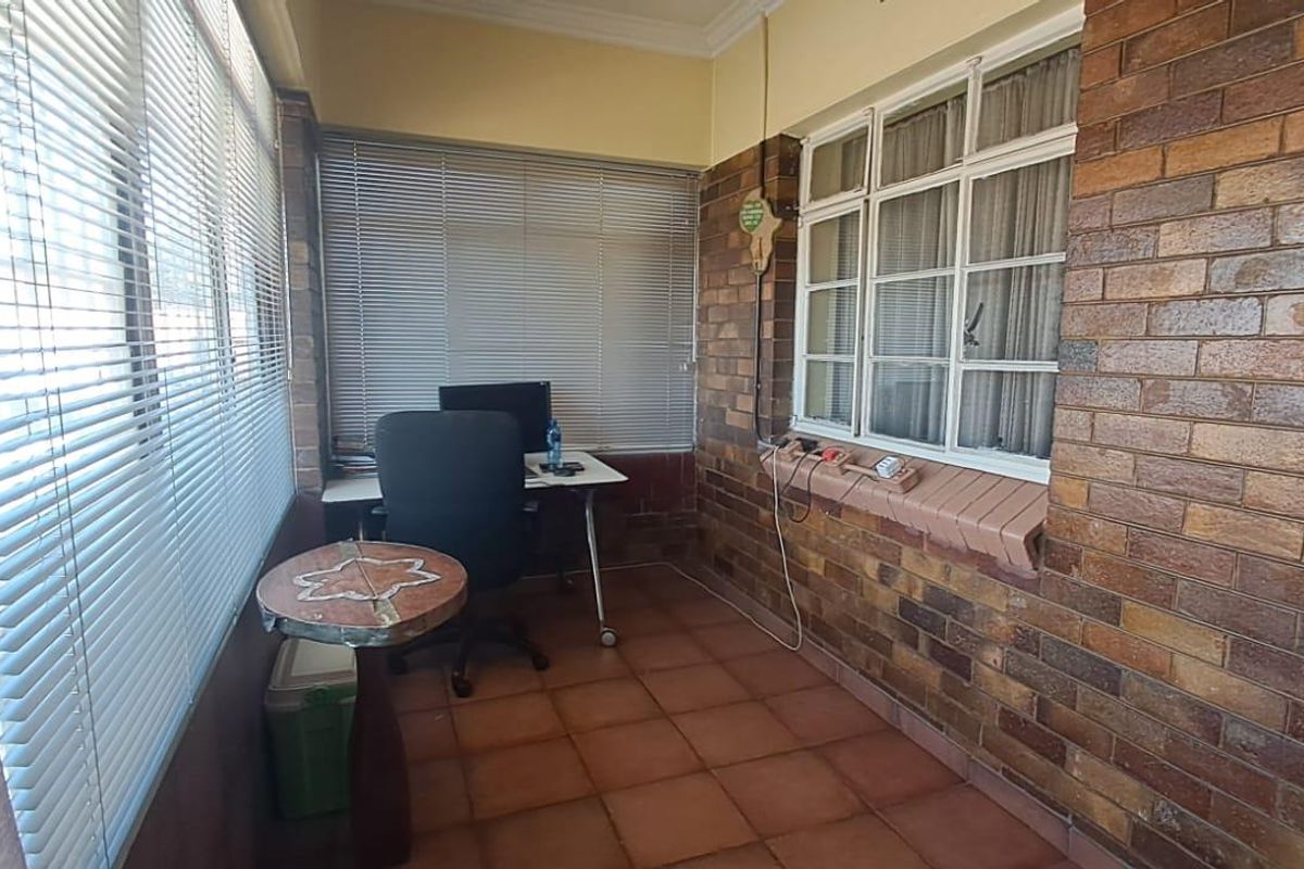 Spacious 3-Bedroom Family Home with Enclosed Patio & Double Garage - Photo 4