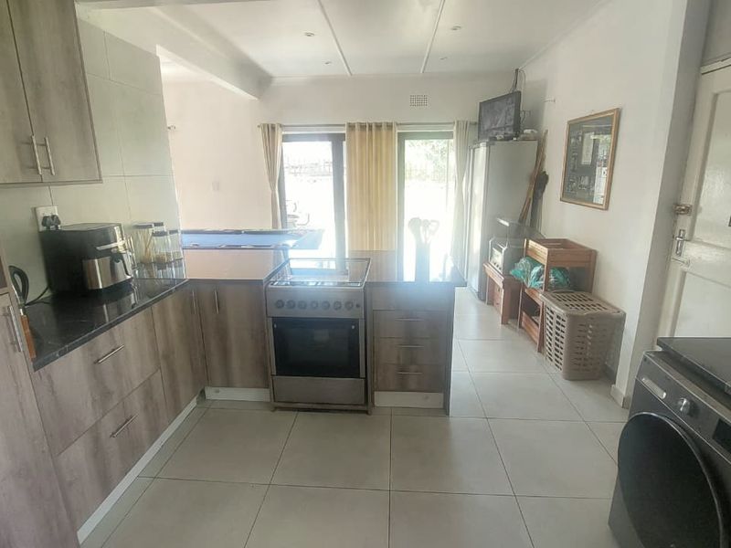 Open-Plan Living with 3 Beds & Bonus Flatlet - Photo 6