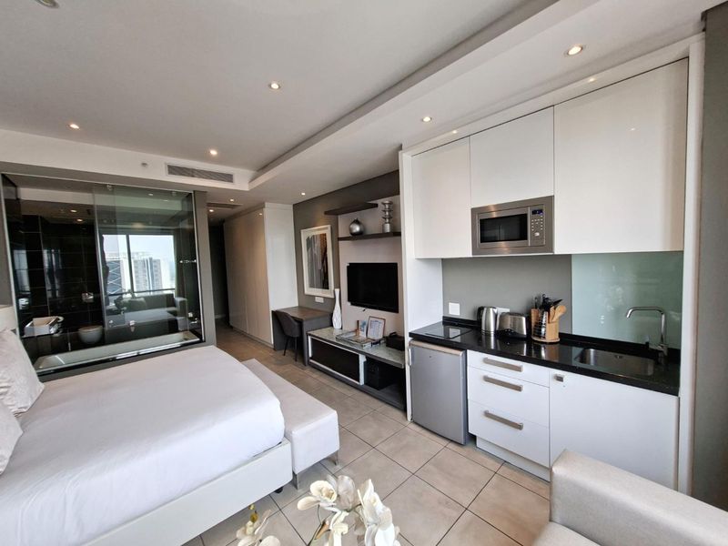 Stunning Furnished, 6th Floor Studio Apartment Available in Sandton Skye - Photo 2