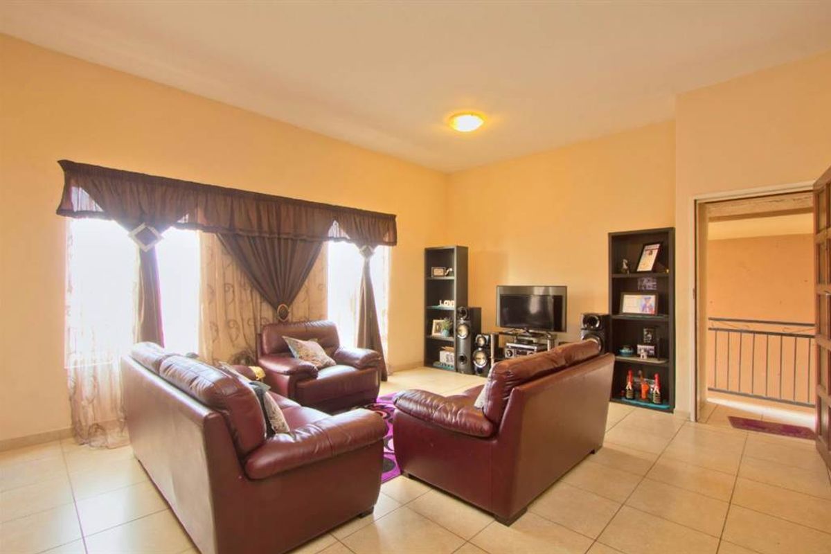 2 BEDS, 2 BATHS APARTMENT TO RENT IN NORKEM PARK. - Photo 3