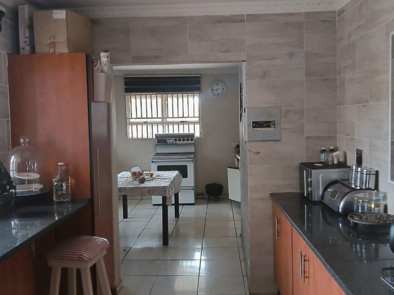 **Immaculate 3 Bedroom House in Palm Ridge** - Photo 10