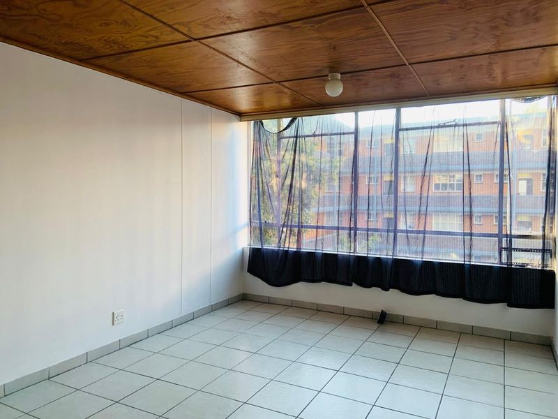 Neat & Comfortable Bachelor Apartment To Let - Photo 6