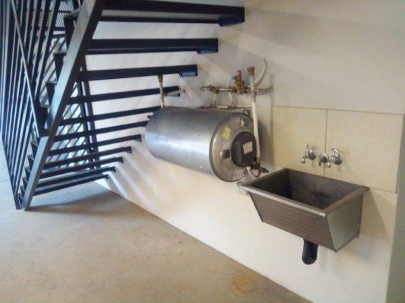 For Sale - Warehouse with Mezzanine Floor in Northern Industrial - Photo 7