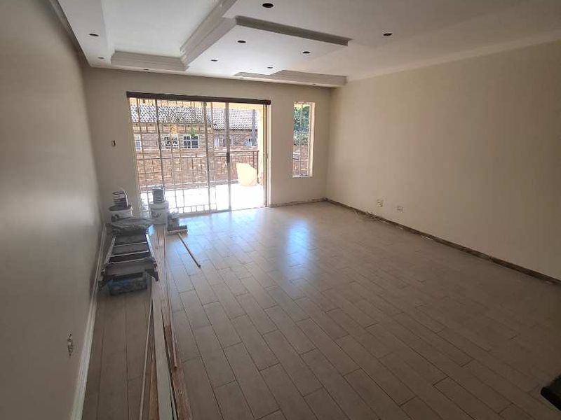 Stunning 3 bedroom unit in Equestria - Photo 2