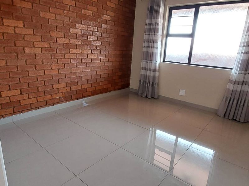 Modern 2 bedroomed pet friendly unit - Photo 9