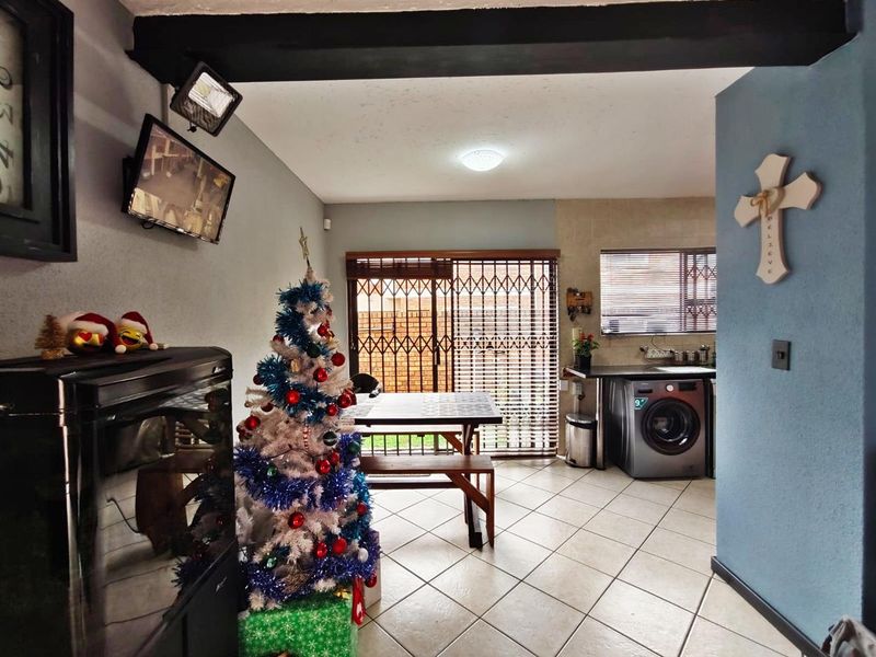 Double-Storey, Pet Friendly Unit with Private Garden and Modern Amenities - Photo 6