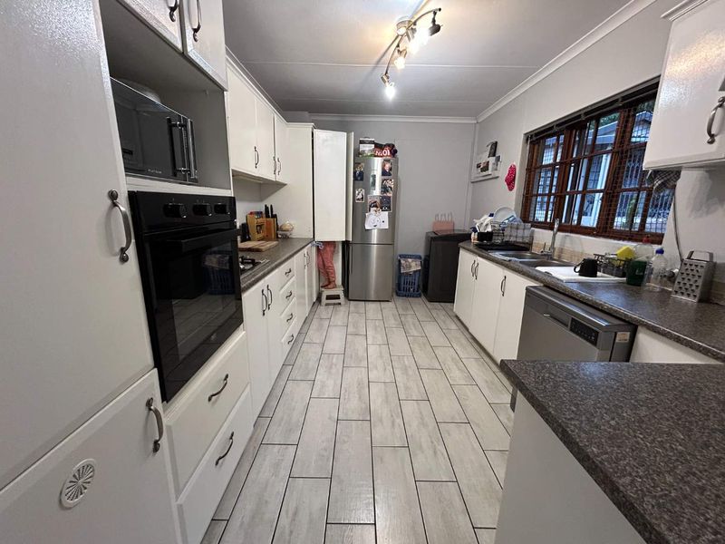 Charming 3-Bed Home: Comfort & Convenience Await! - Photo 4