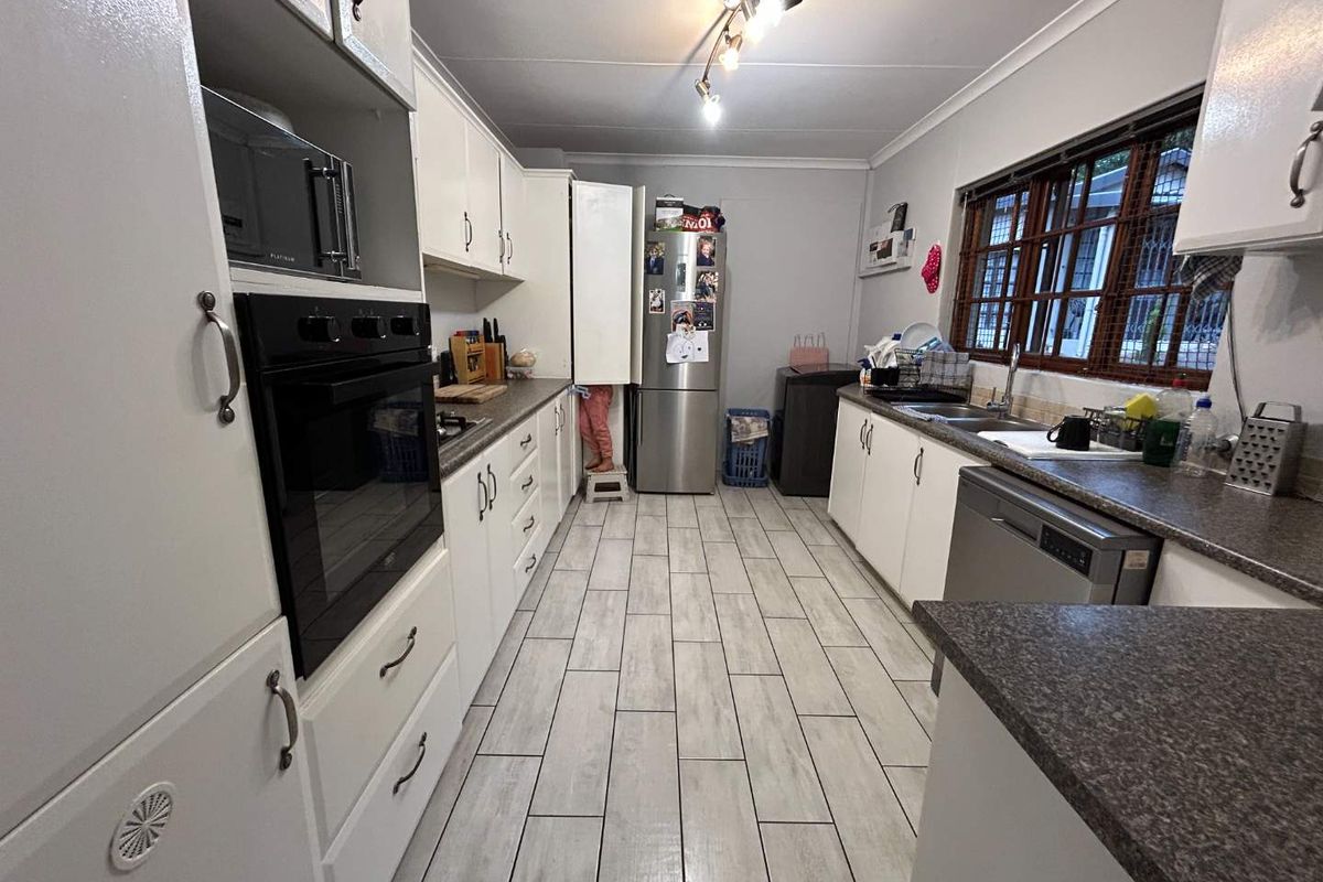 Charming 3-Bed Home: Comfort & Convenience Await! - Photo 4