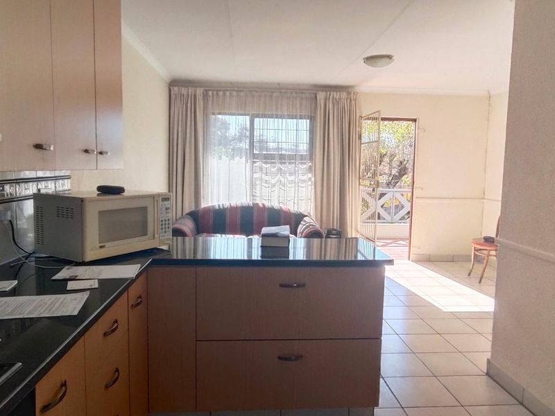 Cozy 2 Bedroom Townhouse - Perfect for 1st time Home buyer - Photo 5