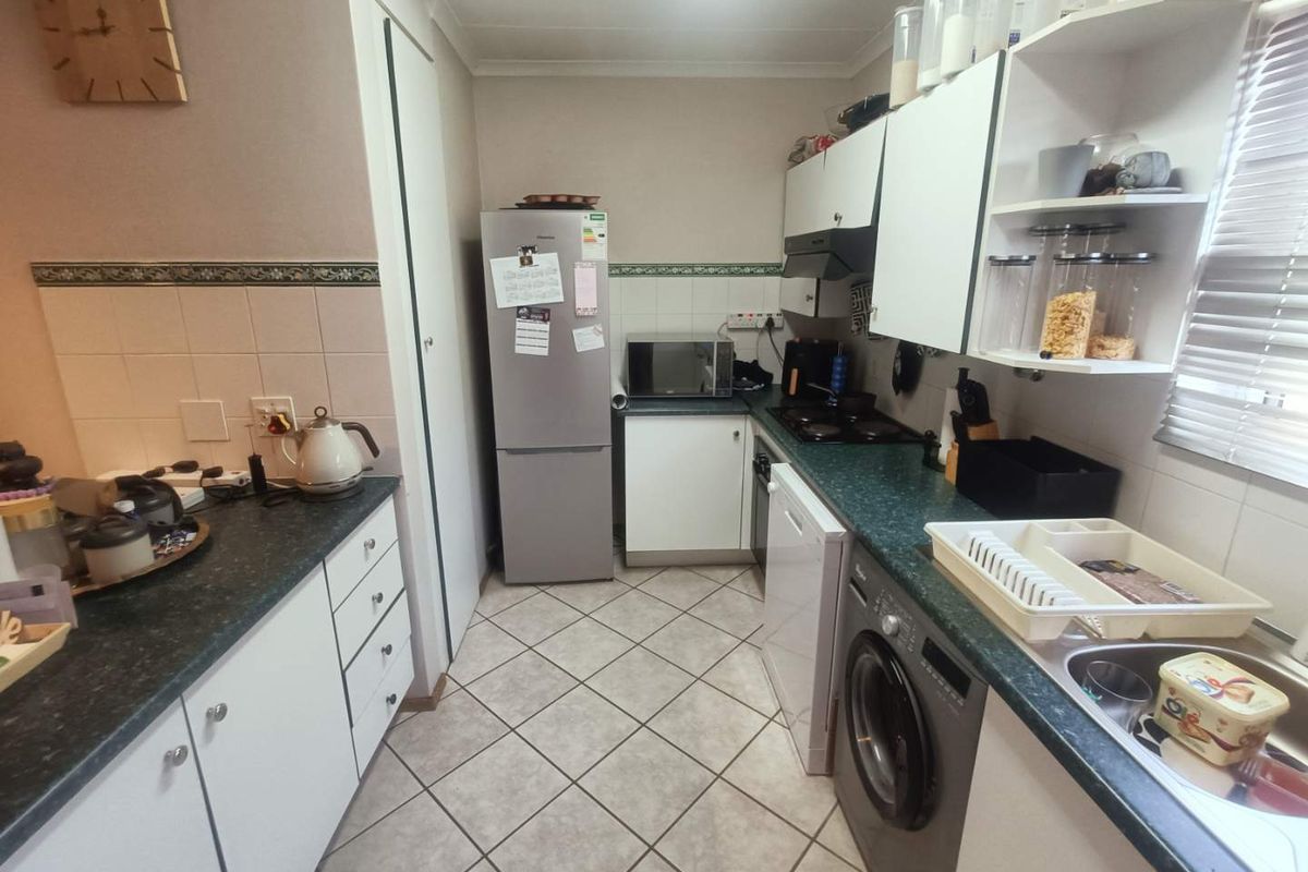 BEAUTIFUL TOWNHOUSE FOR SALE IN SECURE COMPLEX!!!! - Photo 3