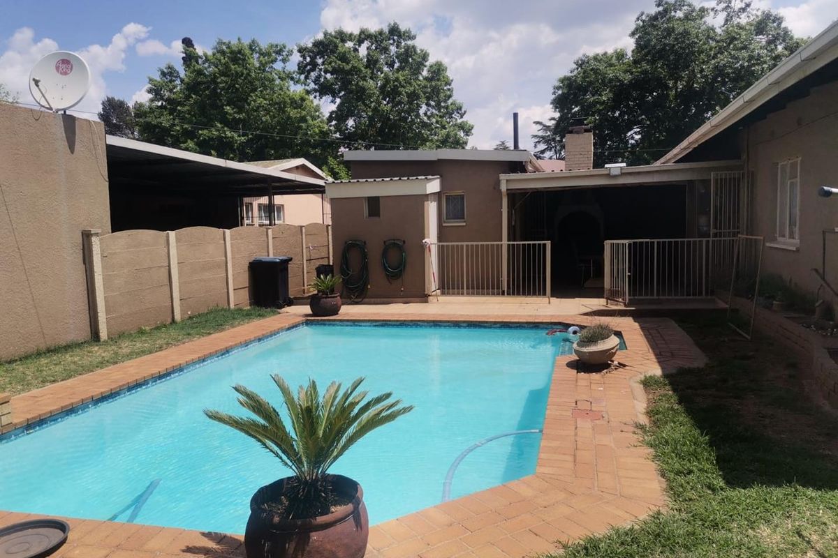 4 Bedroom House For Sale in Vanderbijlpark SE1 - Photo 3