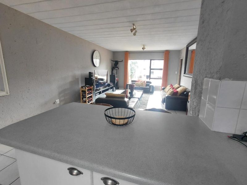 Spacious 3 Bedroomed Townhouse For Sale,  In The Secure Enclosure Of Lakefield - Photo 4