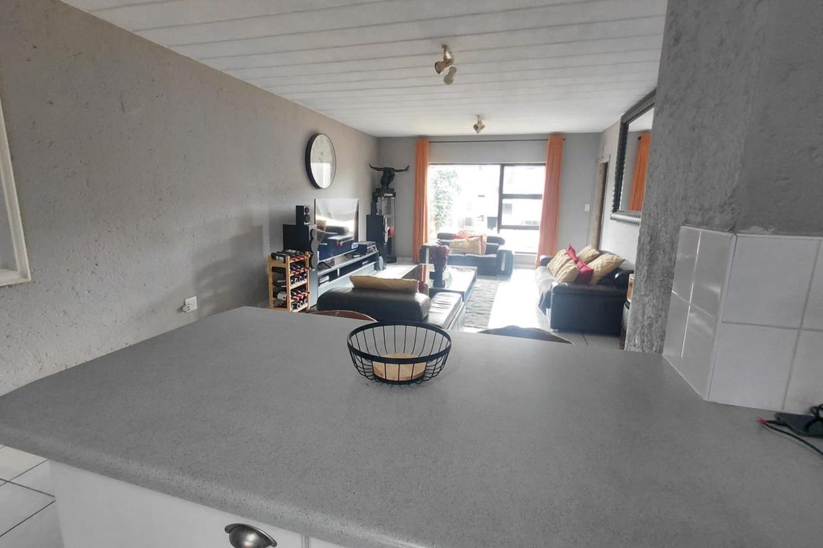 Spacious 3 Bedroomed Townhouse For Sale,  In The Secure Enclosure Of Lakefield - Photo 4