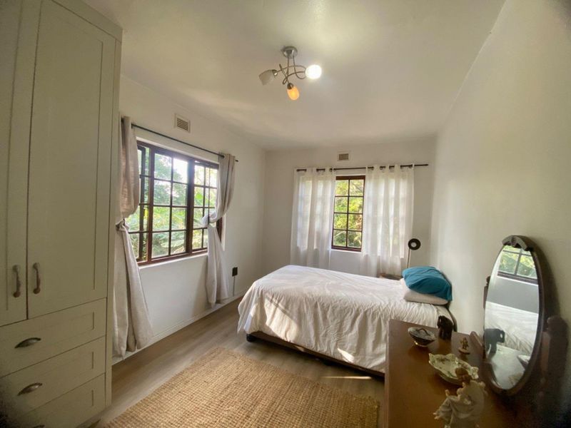 CHARMING THATCH HOME WITH LOFT & PET-FRIENDLY GARDEN! - Photo 6