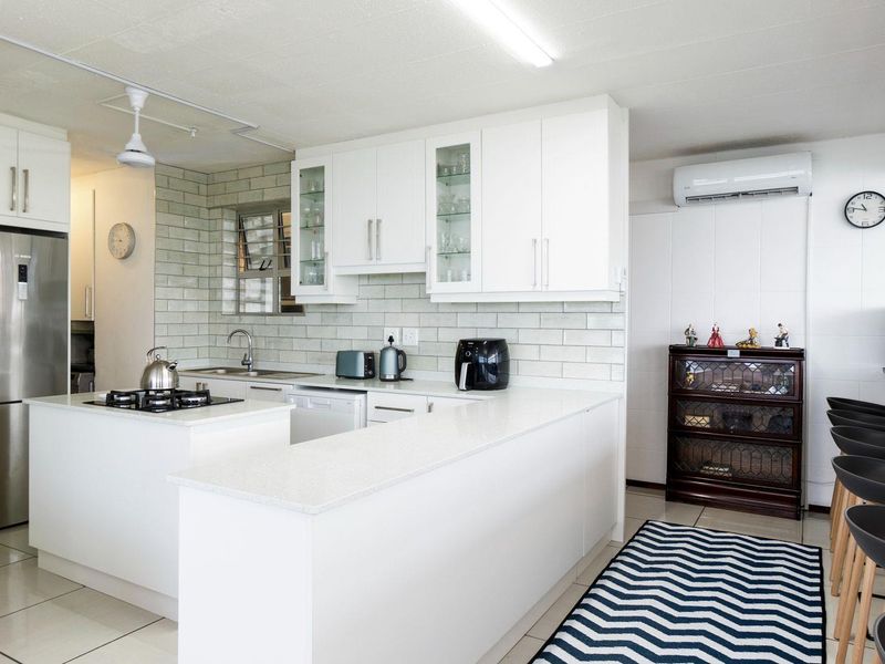 Fully furnished on the beach - Photo 7