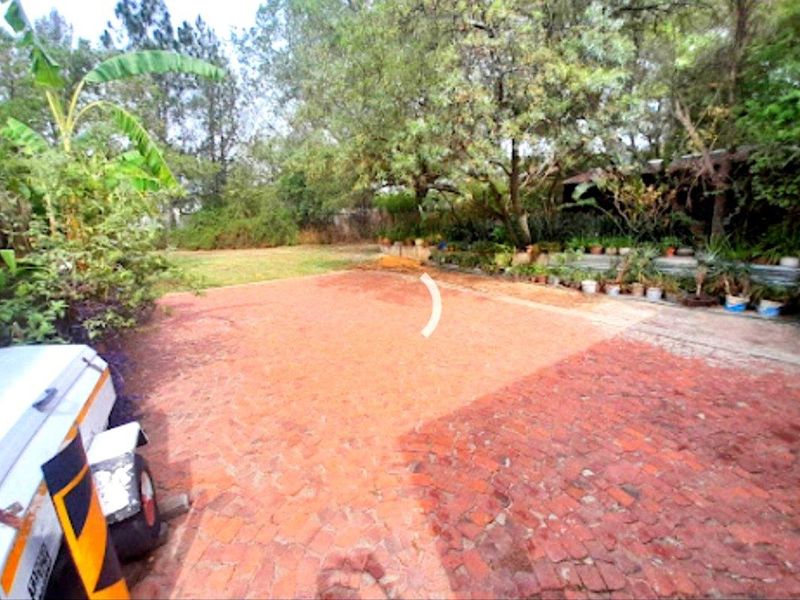 "An ideal residence is characterized by a generous expanse of land" - Photo 8