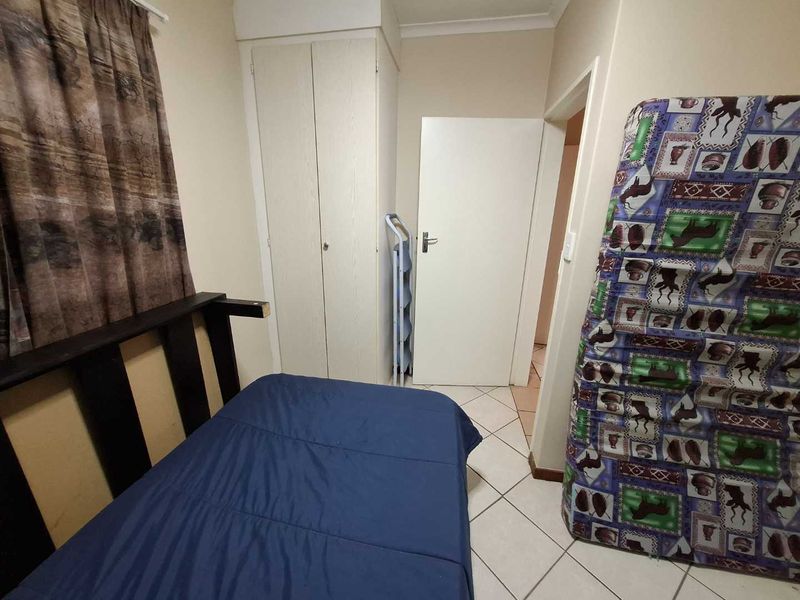 Lovely 2 bedroom Top unit in Equestria Estate - Photo 8