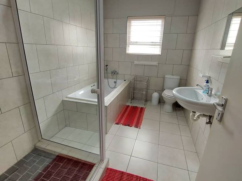 3 Bedroom Self-catering House - Photo 10