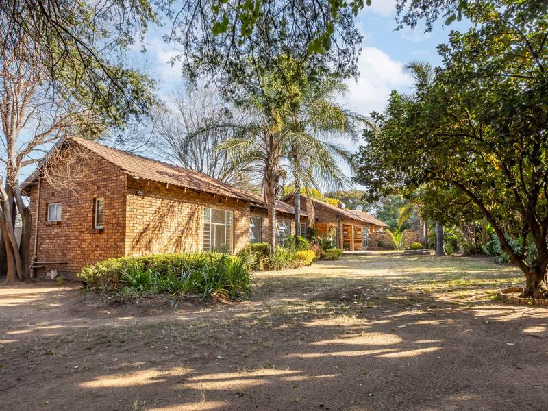 Charming 3-Bed Home with Pool & Solar Power - Photo 6