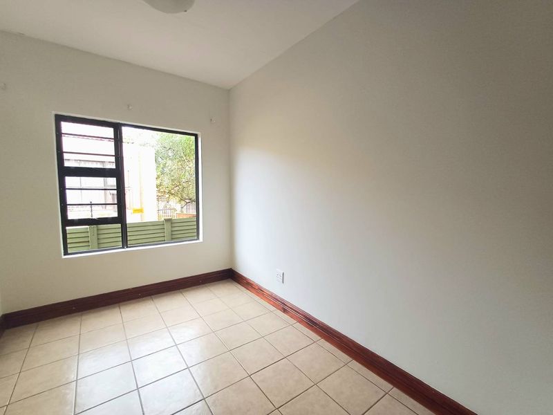 Modern ground floor apartment in a low maintenance complex - Photo 9