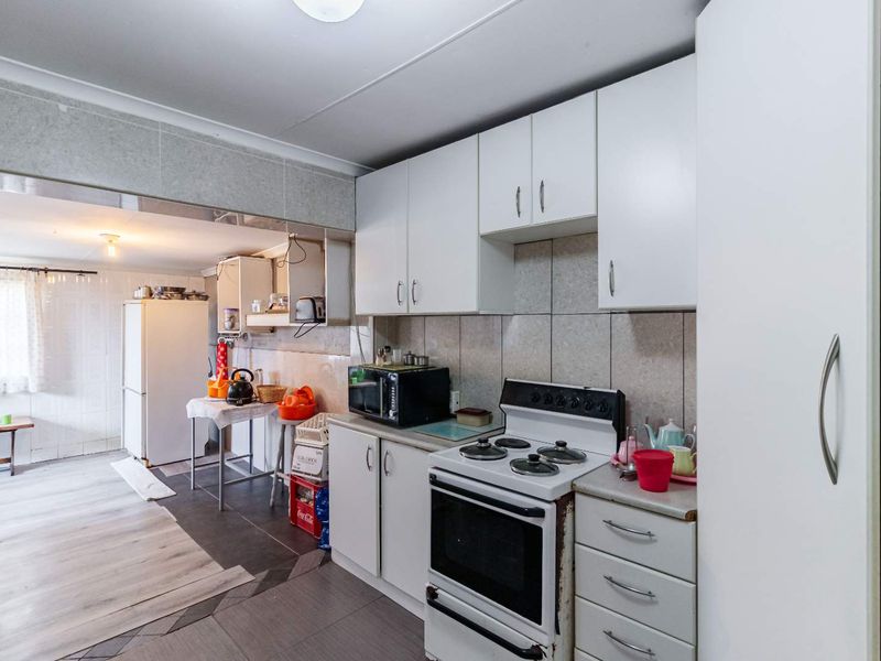 BEAUTIFUL MAINTAINED FAMILY HOME - Photo 8