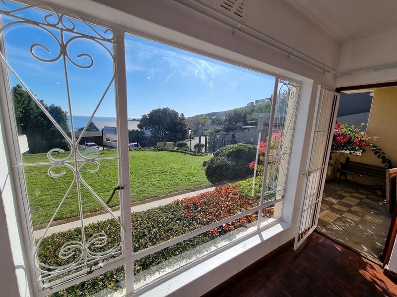 Unfurnished 3-Bedroom Apartment To Rent in Camps Bay - Photo 3