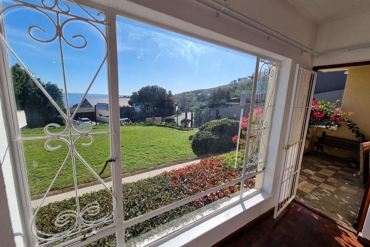 Unfurnished 3-Bedroom Apartment To Rent in Camps Bay - Photo 3