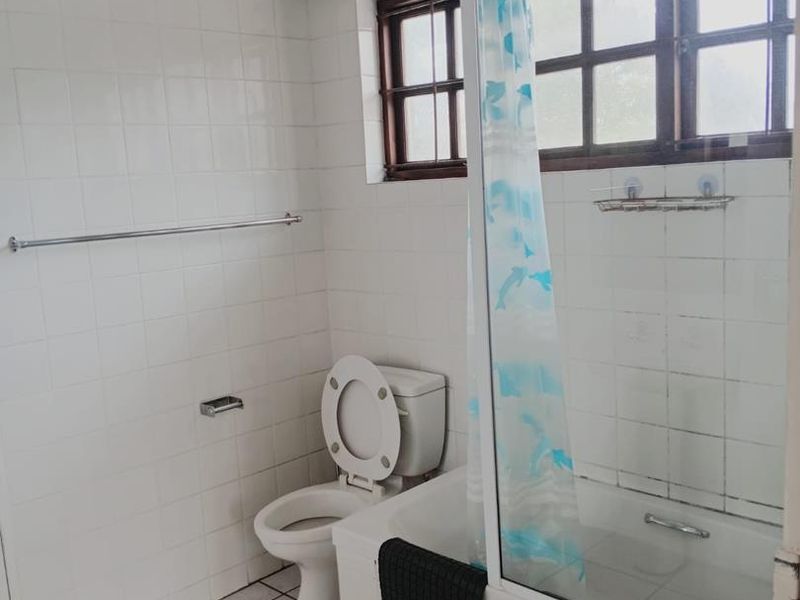 Large Furnished Bedroom with En-suite Bathroom (HOUSE SHARE) - Photo 4