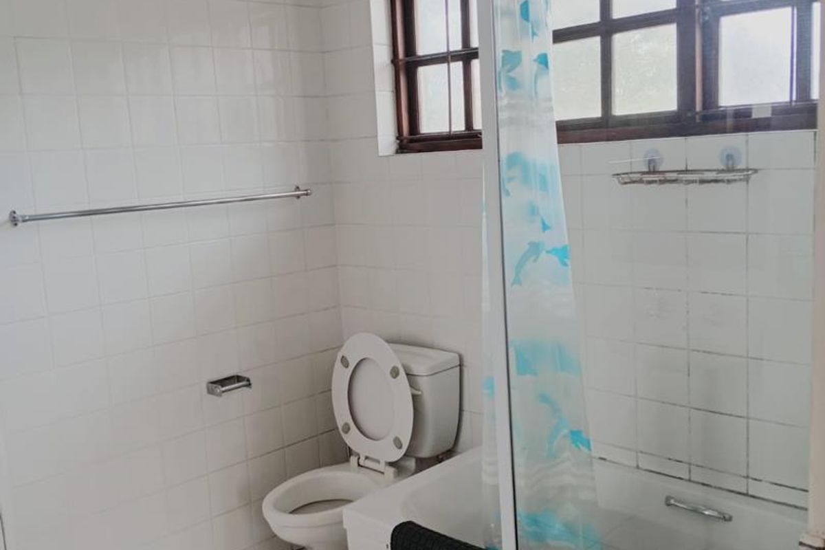 Large Furnished Bedroom with En-suite Bathroom (HOUSE SHARE) - Photo 4