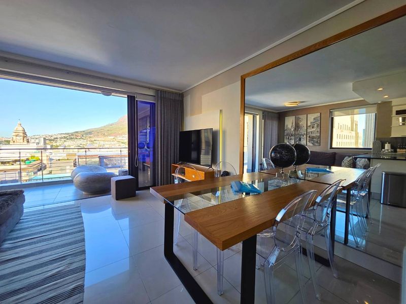 Double-Storey Corner Penthouse with Iconic Table Mountain Views - Photo 2