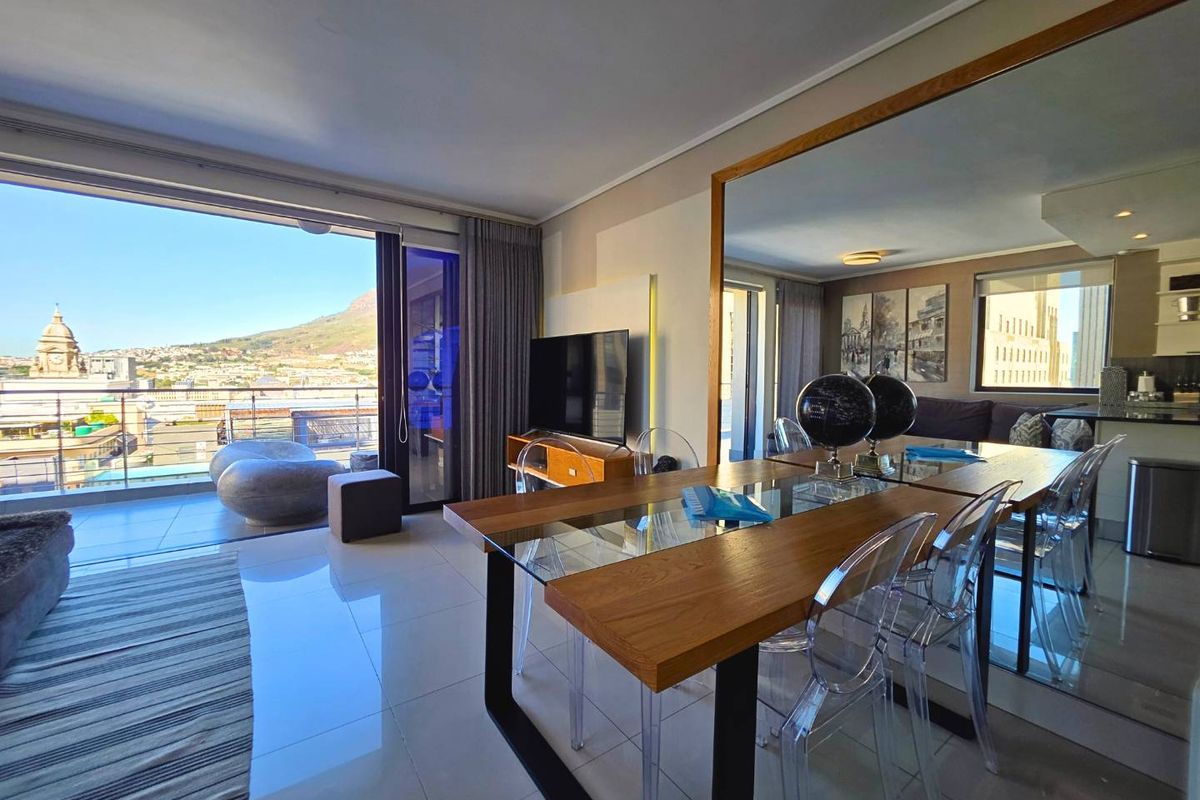 Double-Storey Corner Penthouse with Iconic Table Mountain Views - Photo 2