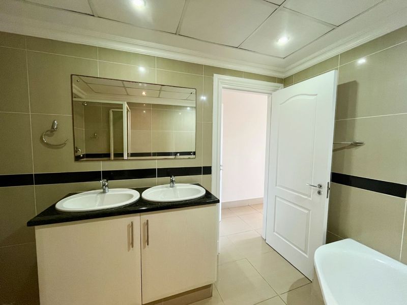 Hendra - Stunning Apartment with Spectacular Views in an Exclusive, Secure Complex! - Photo 10