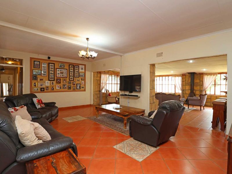 Beautiful Family Home,  Flatlet and Heated Pool - Photo 8