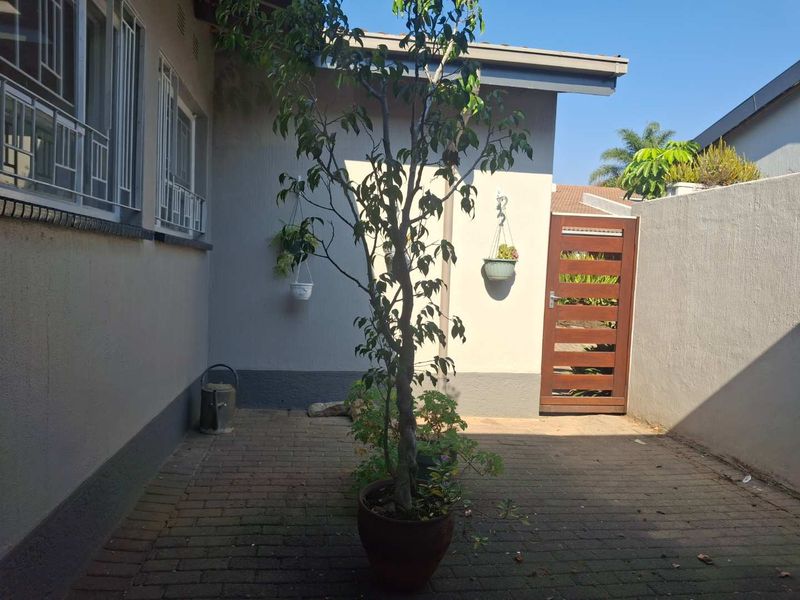 A GORGEOUS TWO BEDROOM RENOVATED SIMPLEX - Photo 5