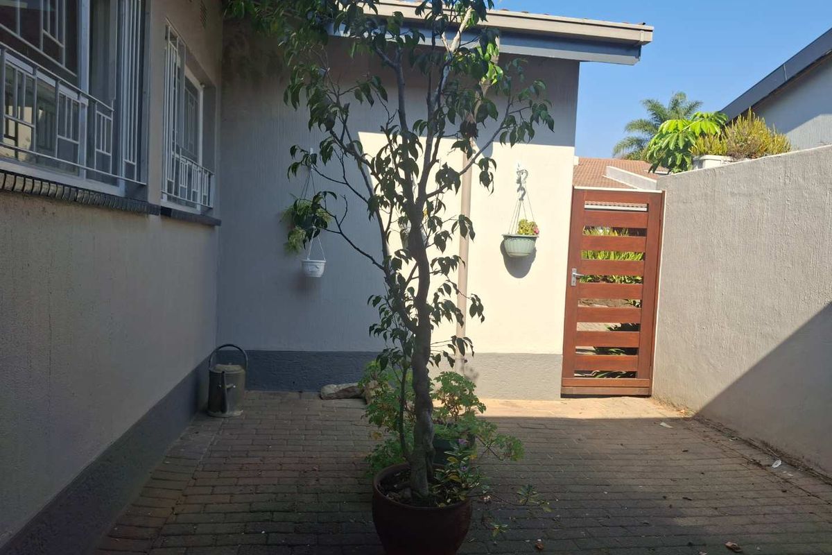 A GORGEOUS TWO BEDROOM RENOVATED SIMPLEX - Photo 5
