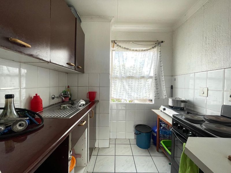 1st / Top Floor Bargain Needing TLC - Photo 2