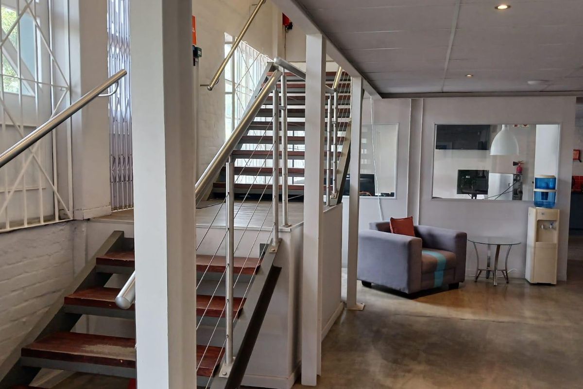 Commercial property for sale in a secure business park with great potential - Photo 5