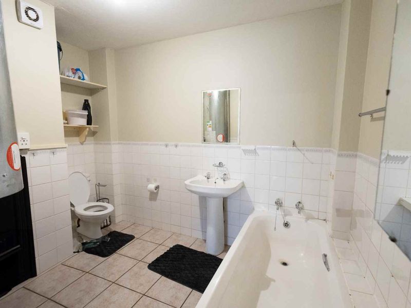 Spacious 3-Bedroom Apartment in Die Hoewes - Photo 7