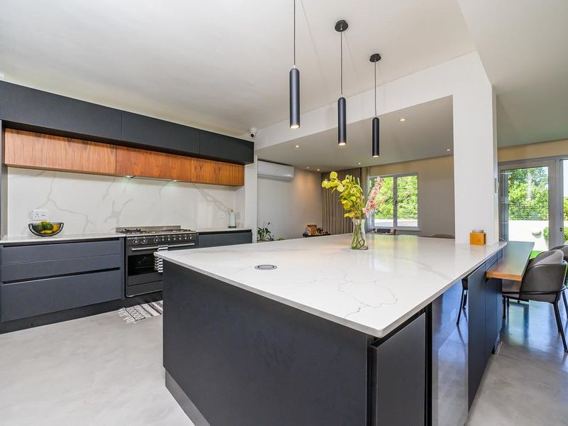 Hendra - Stylishly Renovated Townhouse with Sea Views in Prime La Lucia Location - Photo 5