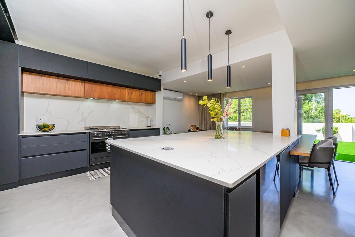 Hendra - Stylishly Renovated Townhouse with Sea Views in Prime La Lucia Location - Photo 5