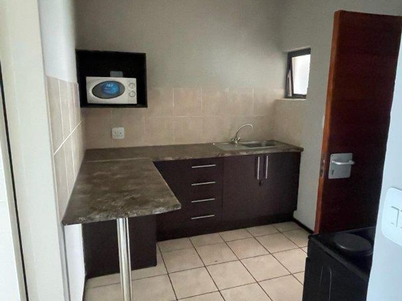 This spacious 2-bedroom apartment is in a majority student occupied complex. - Photo 2