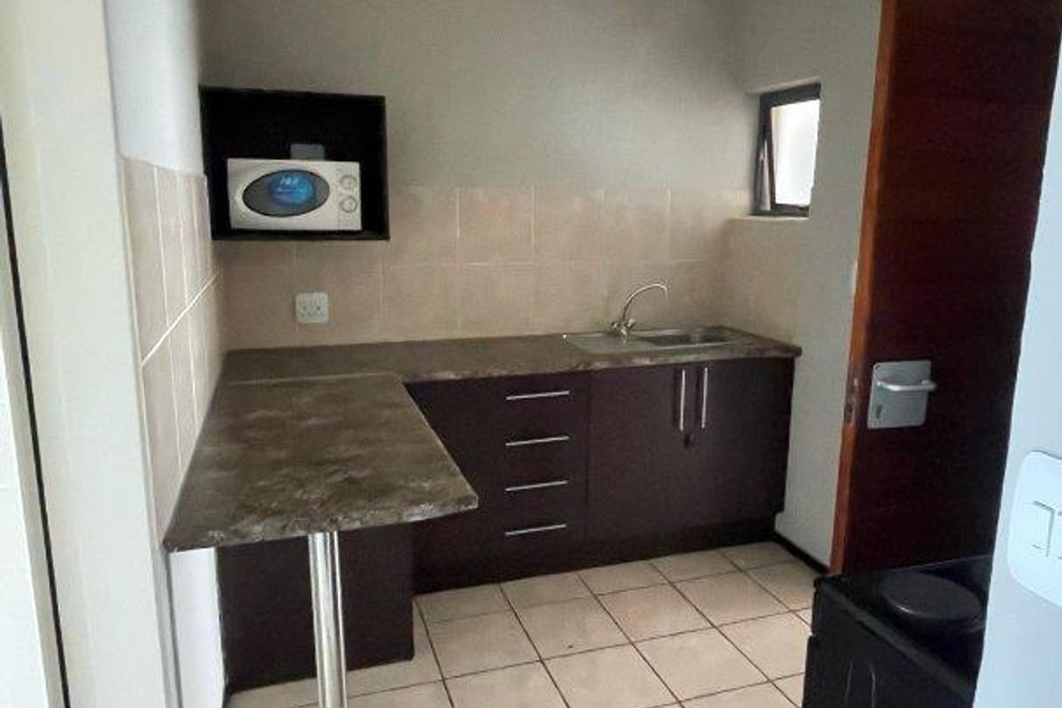 This spacious 2-bedroom apartment is in a majority student occupied complex. - Photo 2