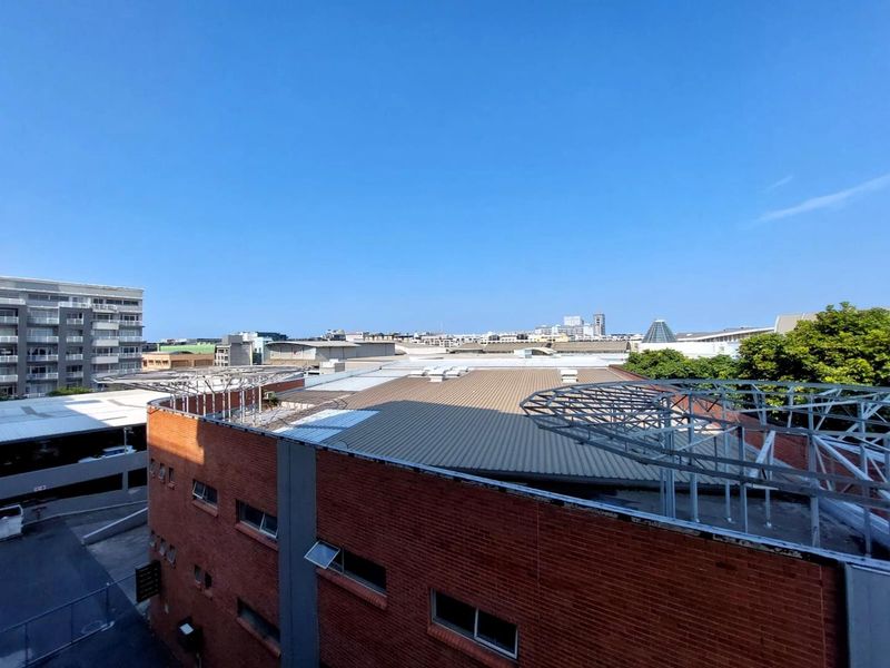 Stylish Three Bedroom Apartment in Prime Umhlanga Location - Photo 3