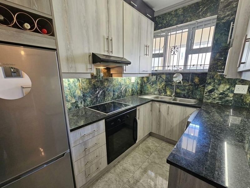 Beautifully renovated 1.5-bedroom apartment in the highly sought-after and well-managed Oceanview complex on the Bluff - Photo 4