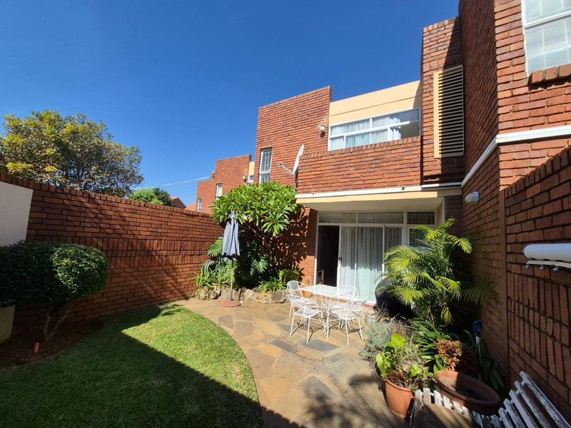 Spacious 3 Bedroom Duplex in a Popular Well-Managed Complex - Photo 2
