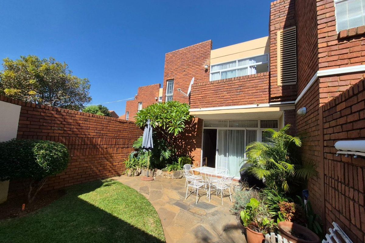 Spacious 3 Bedroom Duplex in a Popular Well-Managed Complex - Photo 2