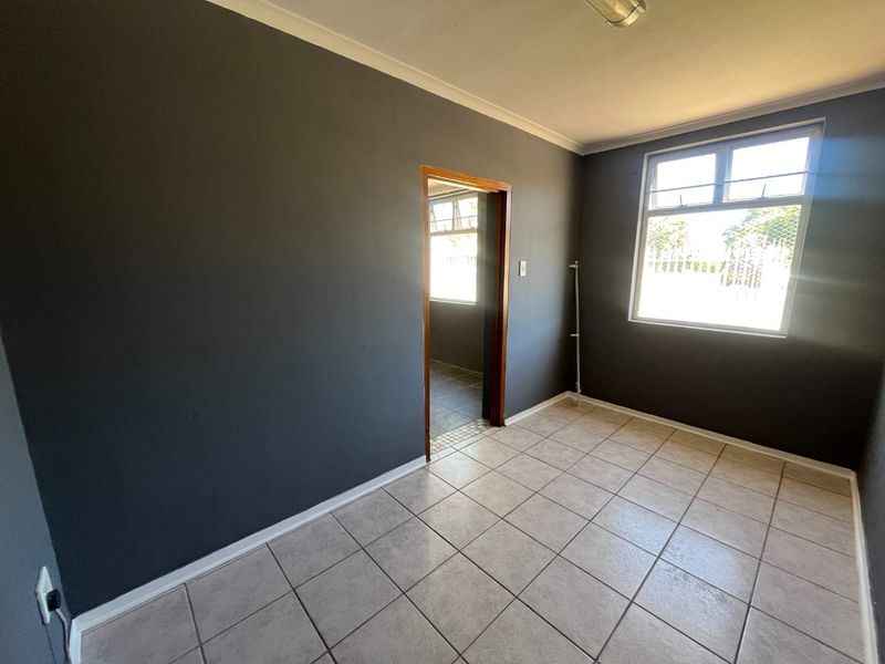 Fixer-Upper with Bonus Flatlet – Excellent Investment Opportunity! - Photo 4